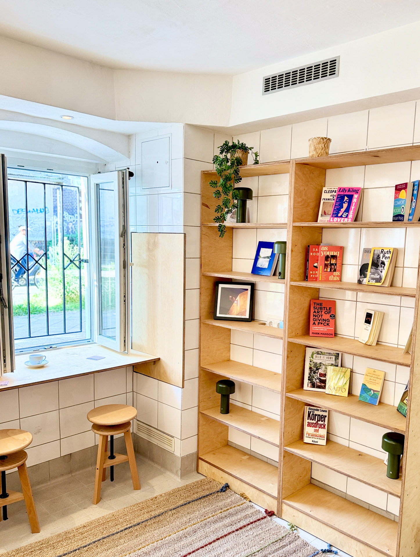Bücherregal mit Fensterplatz und Hockern
