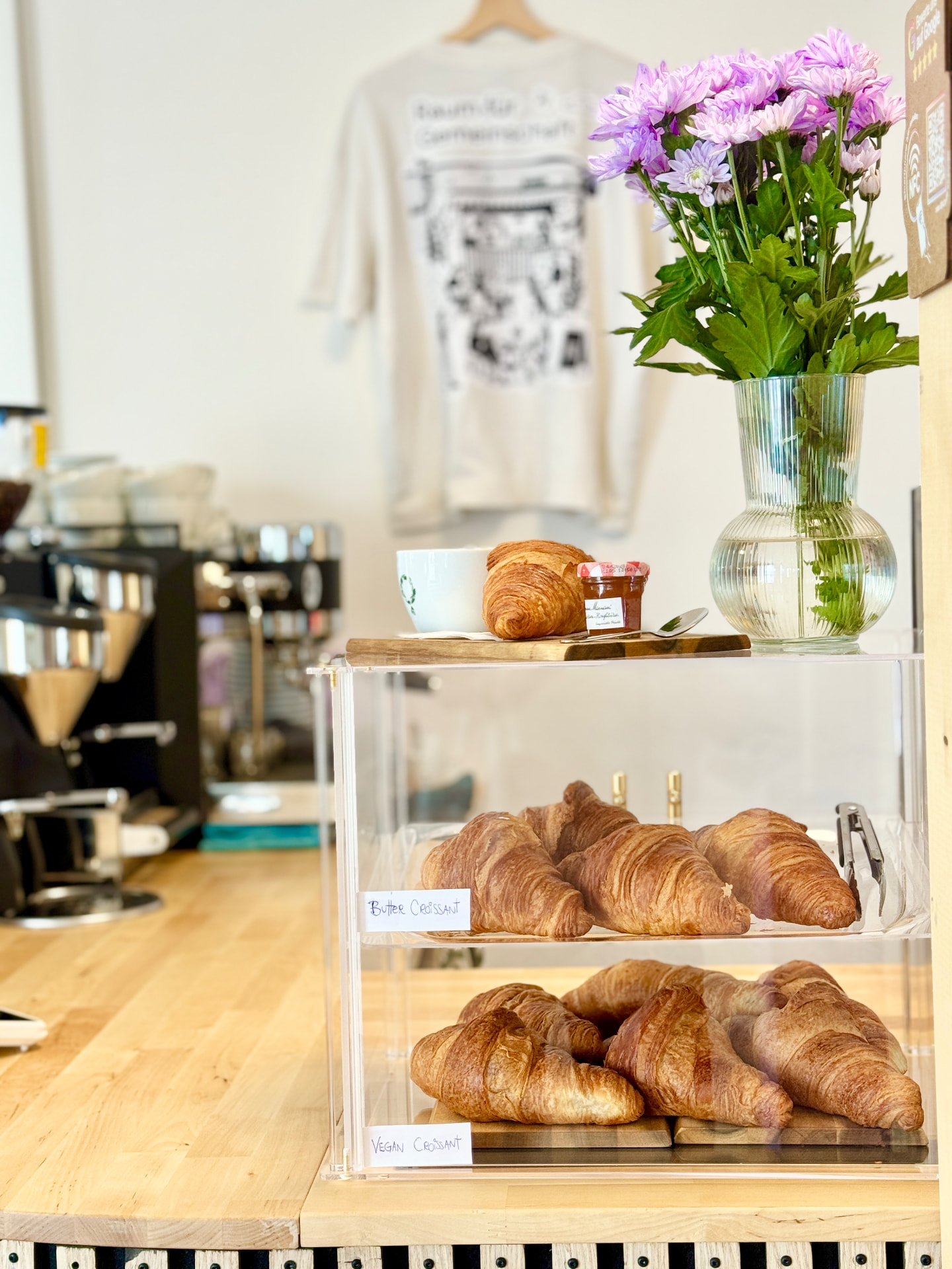 Croissants und Blumen an der Theke im CASA C