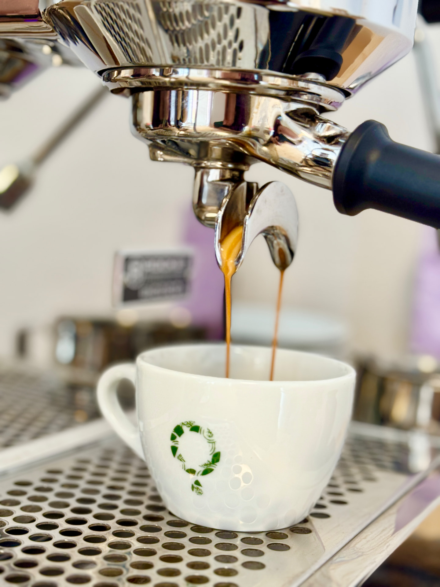 Espresso läuft in die Tasse
