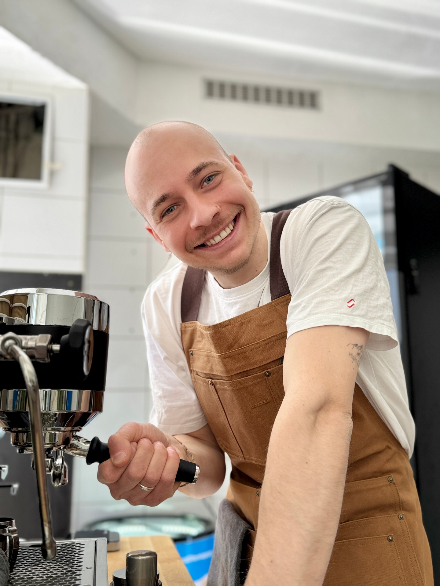 Lenni an der Espressomaschine