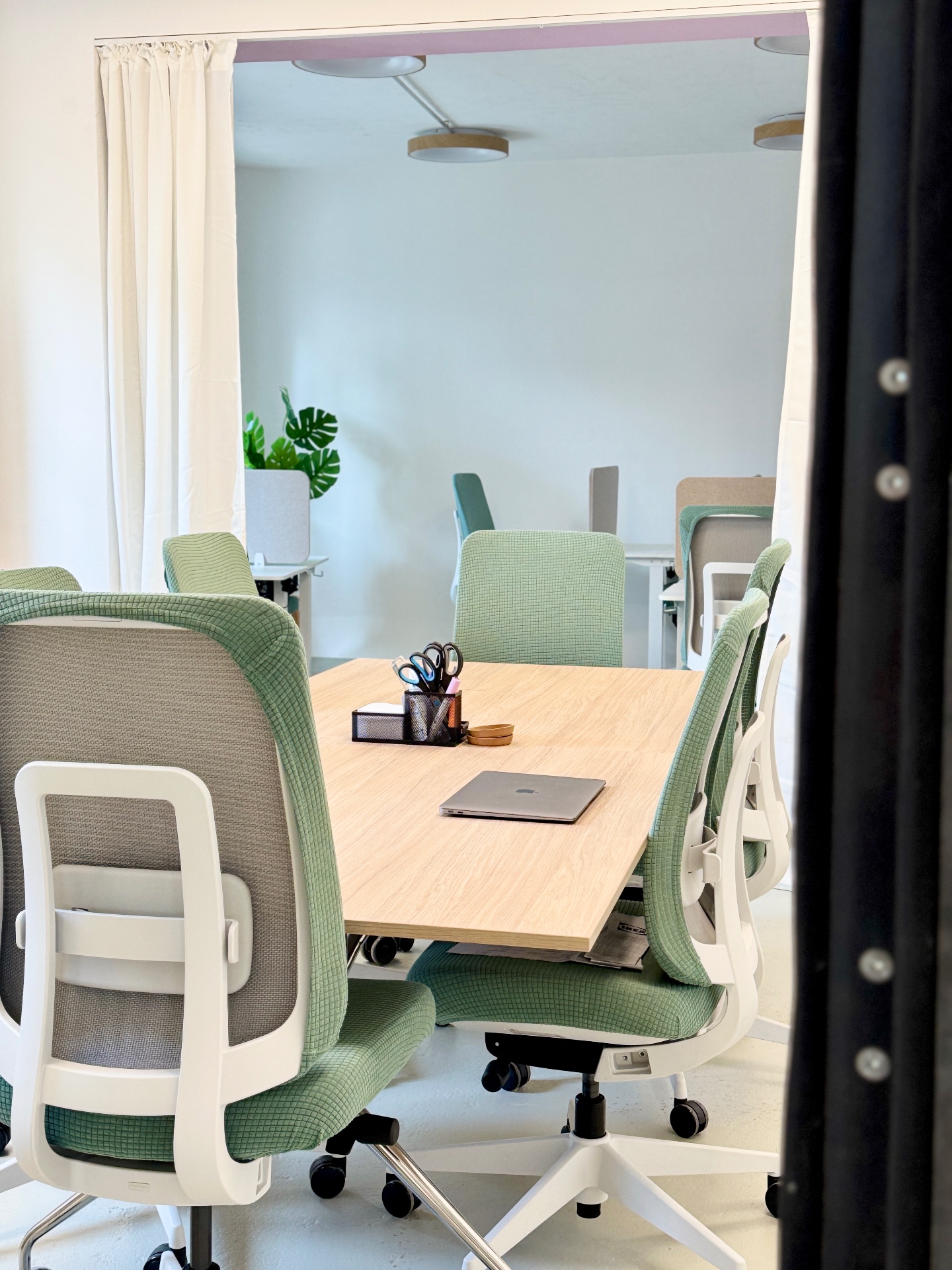 Konferenztisch mit ergonomischen Stühlen