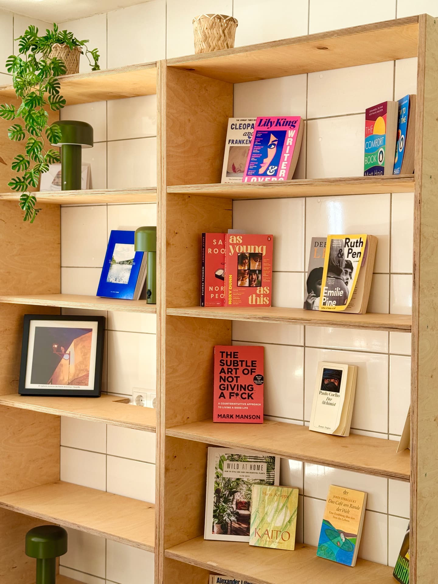 Holzregal mit Büchern zum Tauschen im CASA C