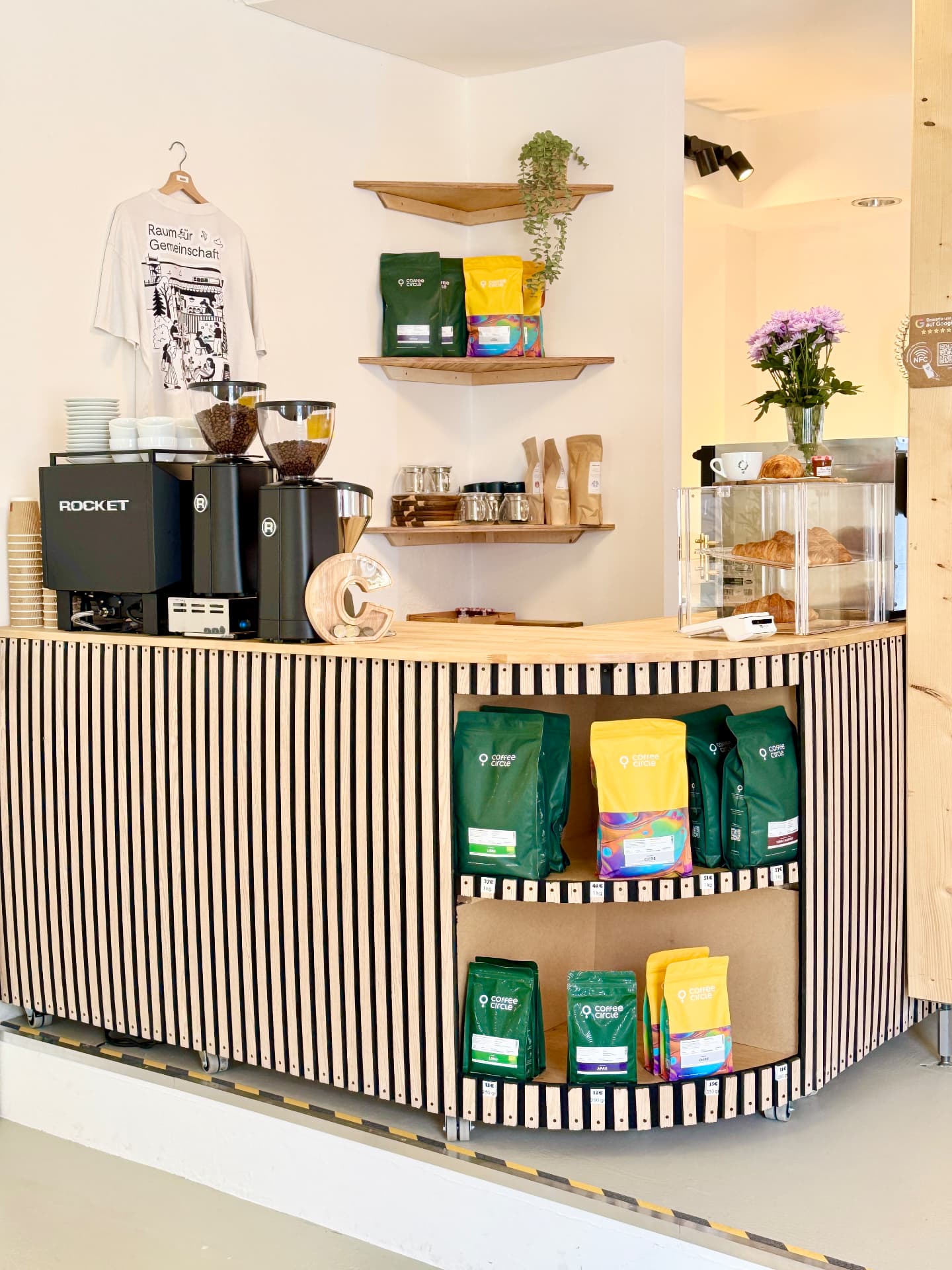Kaffeetheke mit Rocket Espressomaschine