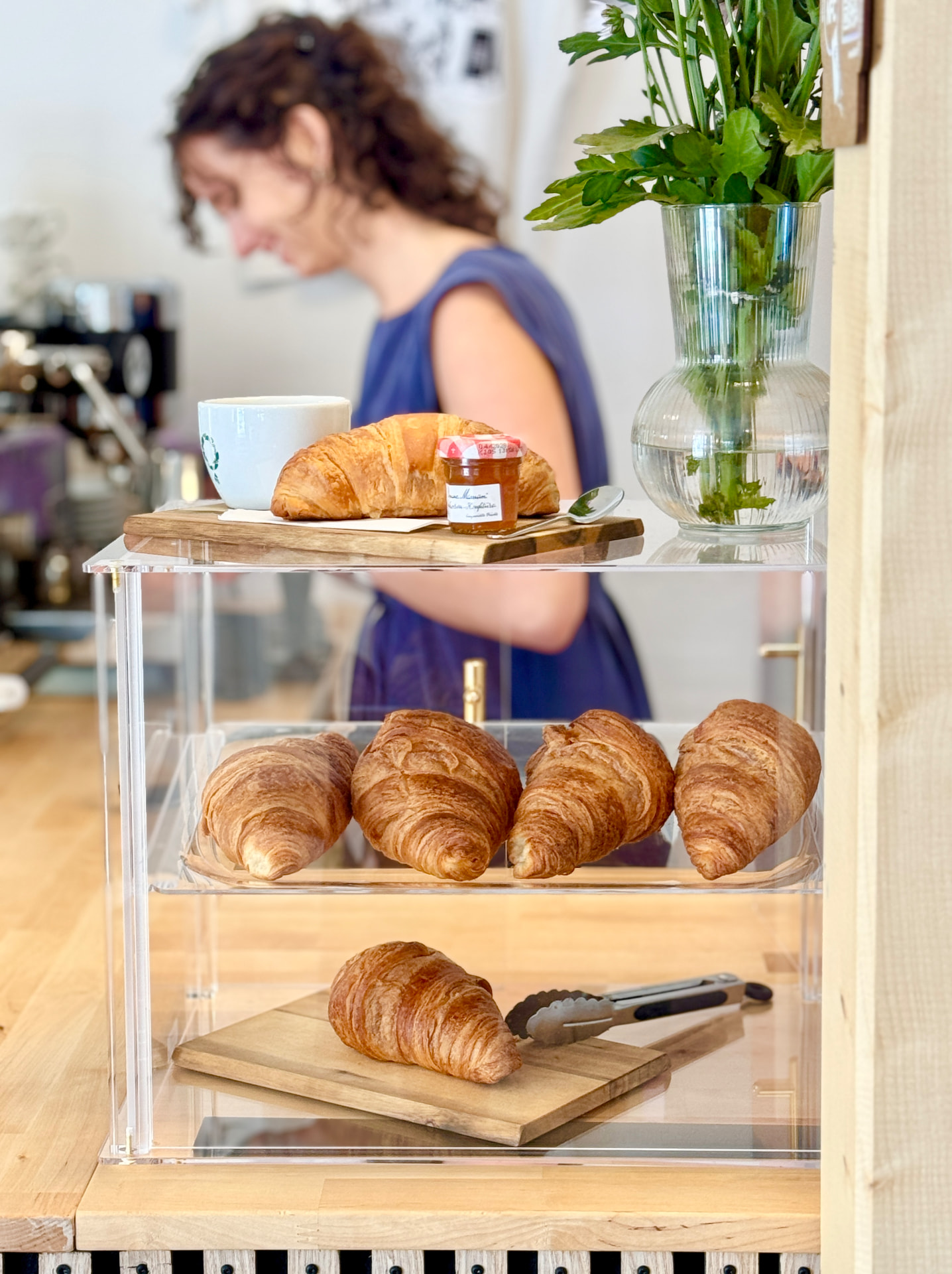 Croissants und Kaffee in der Vitrine